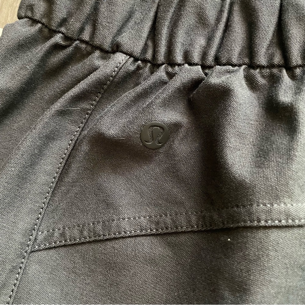 Waist 28” NWT Lululemon Light Utilitech Cargo Pocket HR Pant in Graphite Grey - Picture 5 of 5